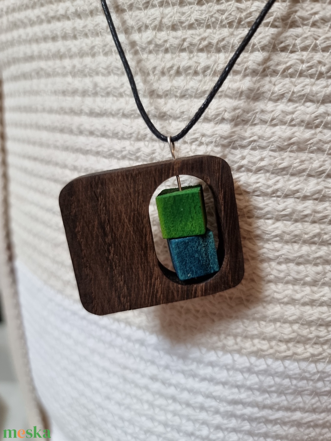 Diófa nyaklánc zöld-kék forgó betéttel - ékszer - nyaklánc - medálos nyaklánc - Meska.hu
