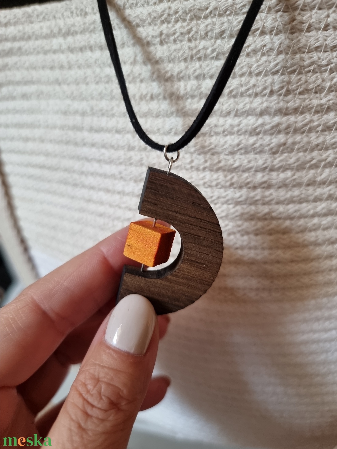 Félkör alakú diófa nyaklánc forgatható dísszel - ékszer - nyaklánc - medálos nyaklánc - Meska.hu