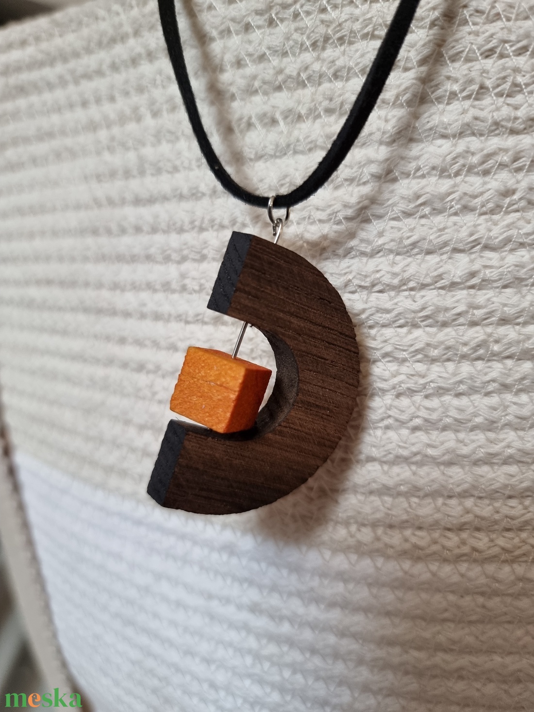 Félkör alakú diófa nyaklánc forgatható dísszel - ékszer - nyaklánc - medálos nyaklánc - Meska.hu