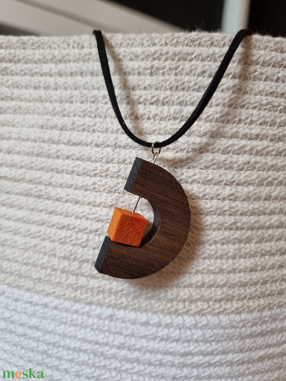 Félkör alakú diófa nyaklánc forgatható dísszel - ékszer - nyaklánc - medálos nyaklánc - Meska.hu