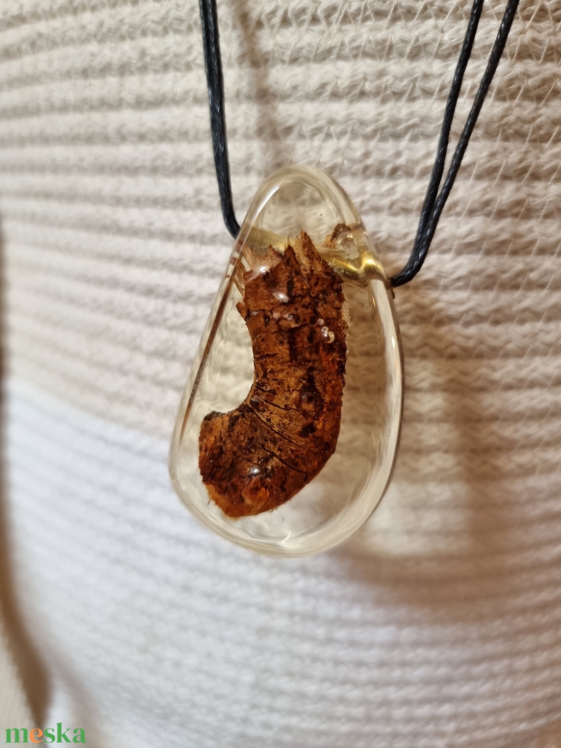 Gyantába öntött egyedi fa ékszer  - ékszer - nyaklánc - medálos nyaklánc - Meska.hu