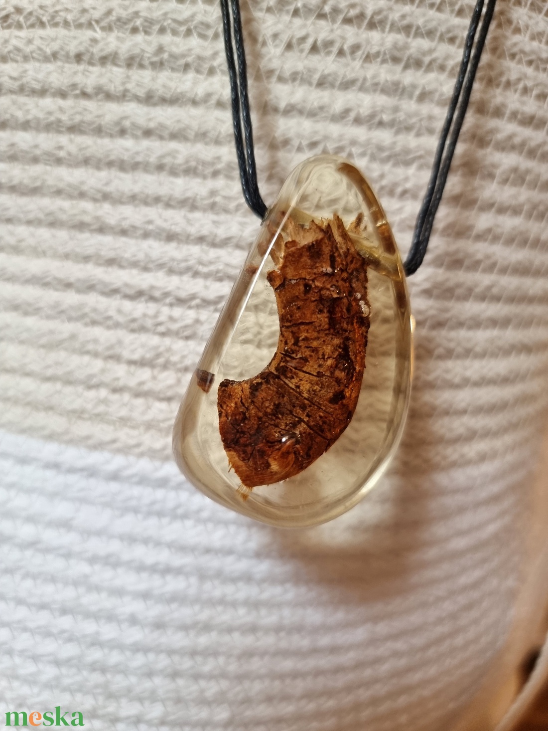 Gyantába öntött egyedi fa ékszer  - ékszer - nyaklánc - medálos nyaklánc - Meska.hu