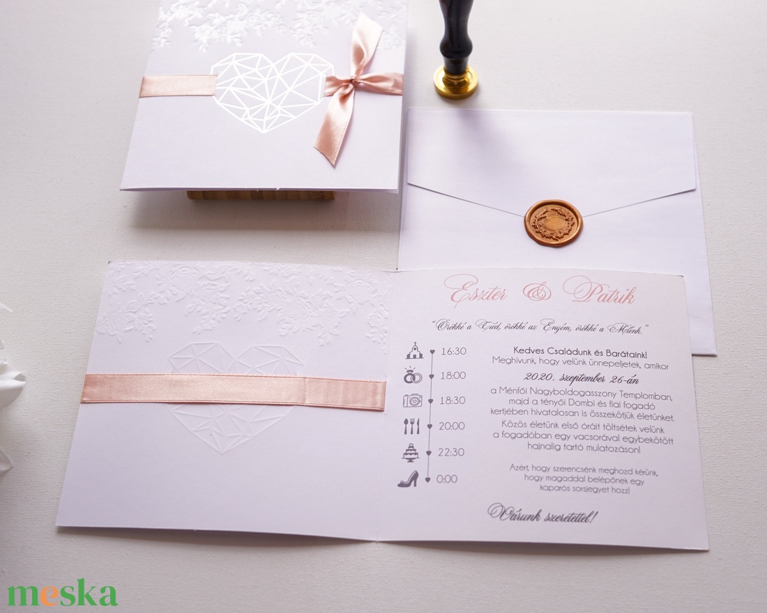 Kinyitható aranyfóliázott esküvői meghívó, dombornyomott virágmintás , viaszpecsét, barack / rose- gold  - esküvő - meghívó & kártya - meghívó - Meska.hu