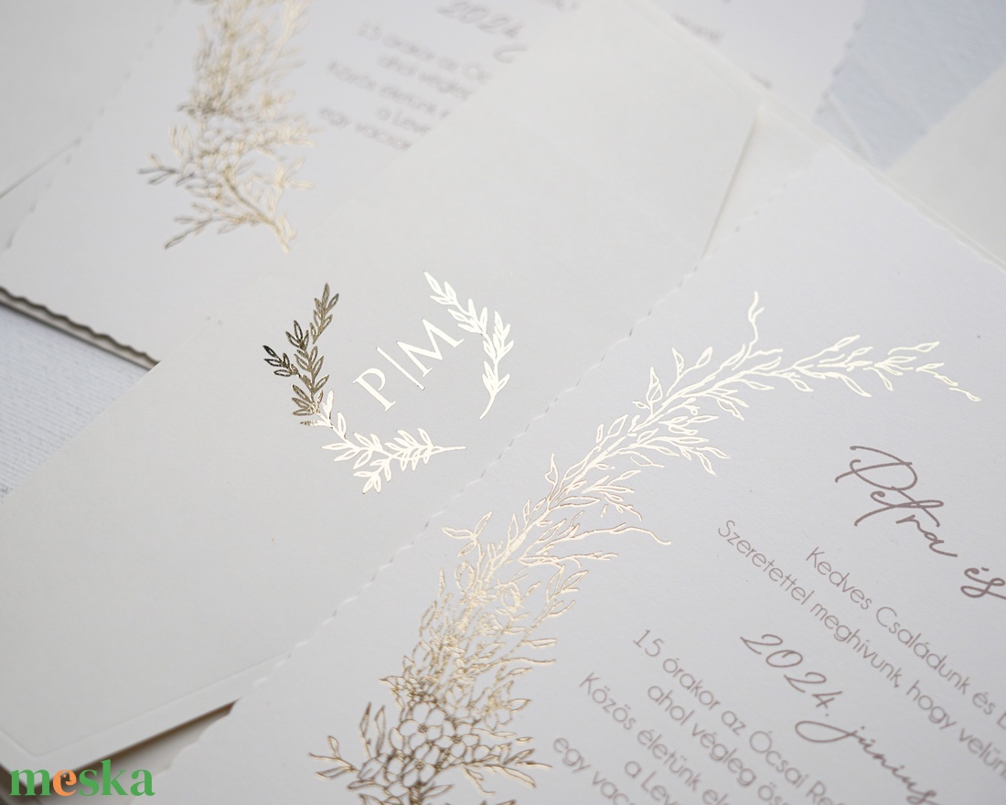Elegáns esküvői meghívó, aranyozott mintával,  krémszínű borítékkal. - esküvő - meghívó & kártya - meghívó - Meska.hu