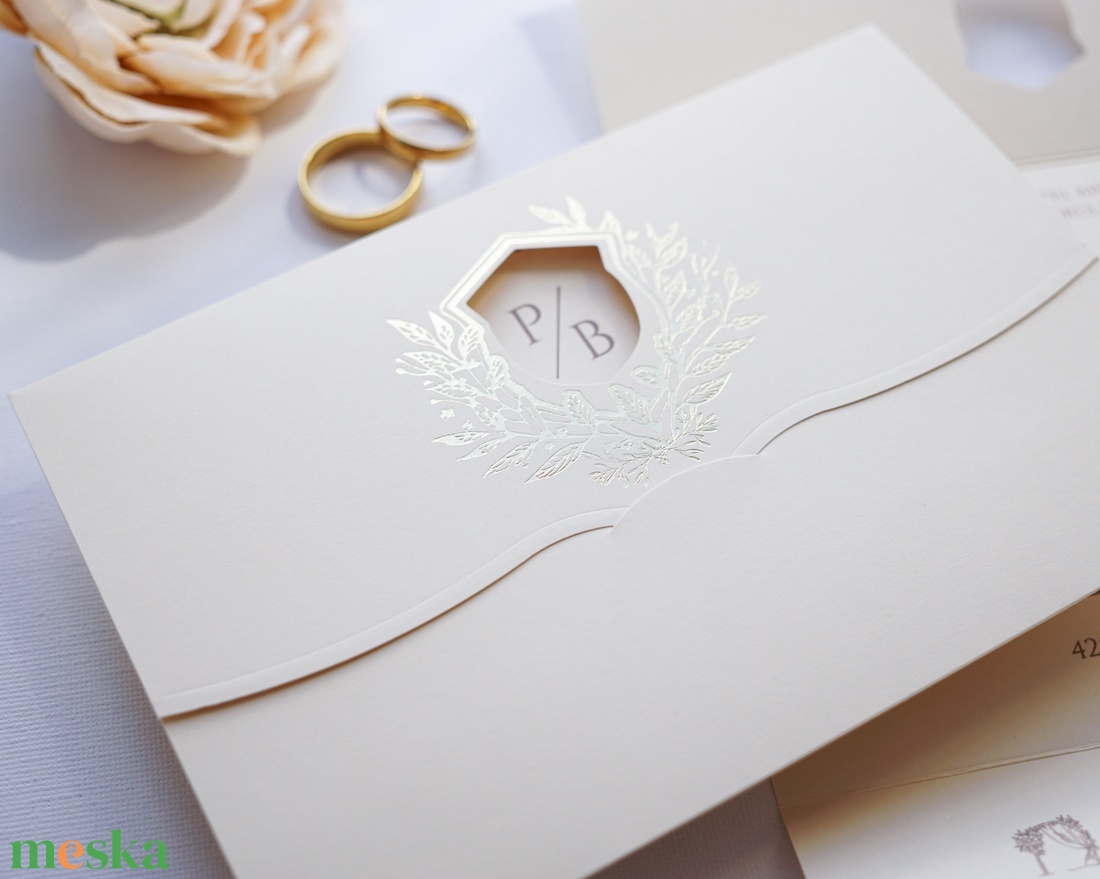 Kinyitható arany leveles esküvői meghívó, kivágott középső résszel, krém és arany meghívó, aranyprégelt mintával - esküvő - meghívó & kártya - meghívó - Meska.hu