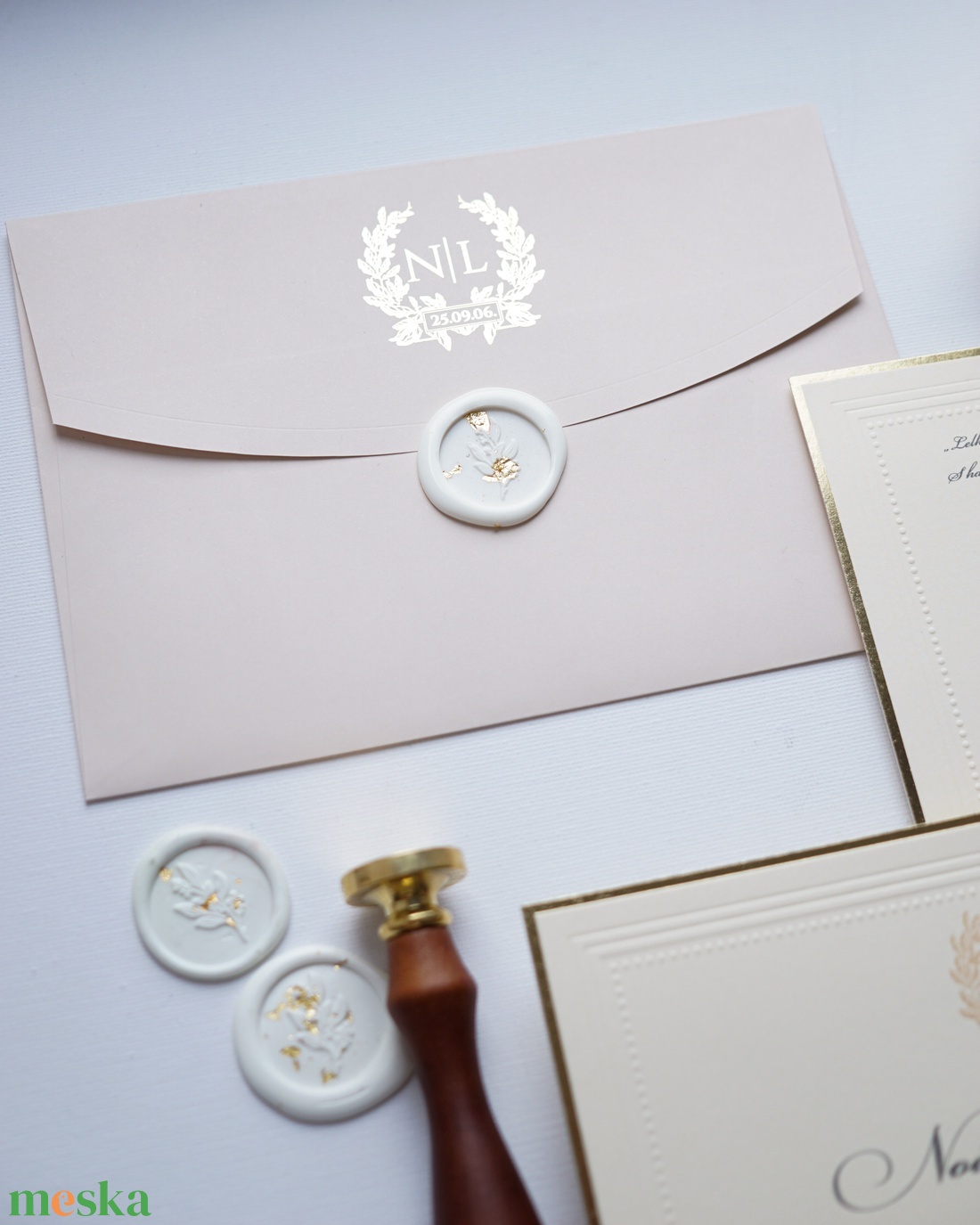 Elegáns aranyozott szélű esküvői meghívó bézs borítékkal és viaszpecséttel, arany meghívó - esküvő - meghívó & kártya - meghívó - Meska.hu