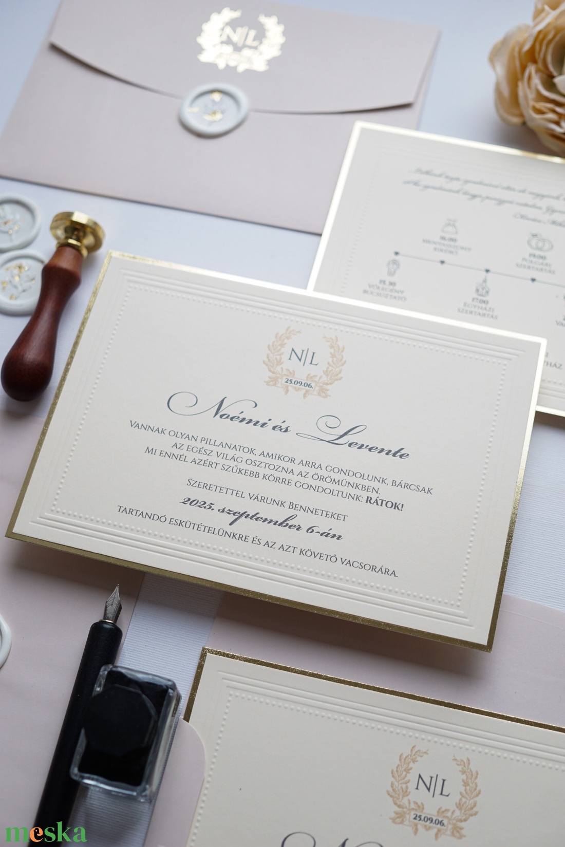 Elegáns aranyozott szélű esküvői meghívó bézs borítékkal és viaszpecséttel, arany meghívó - esküvő - meghívó & kártya - meghívó - Meska.hu