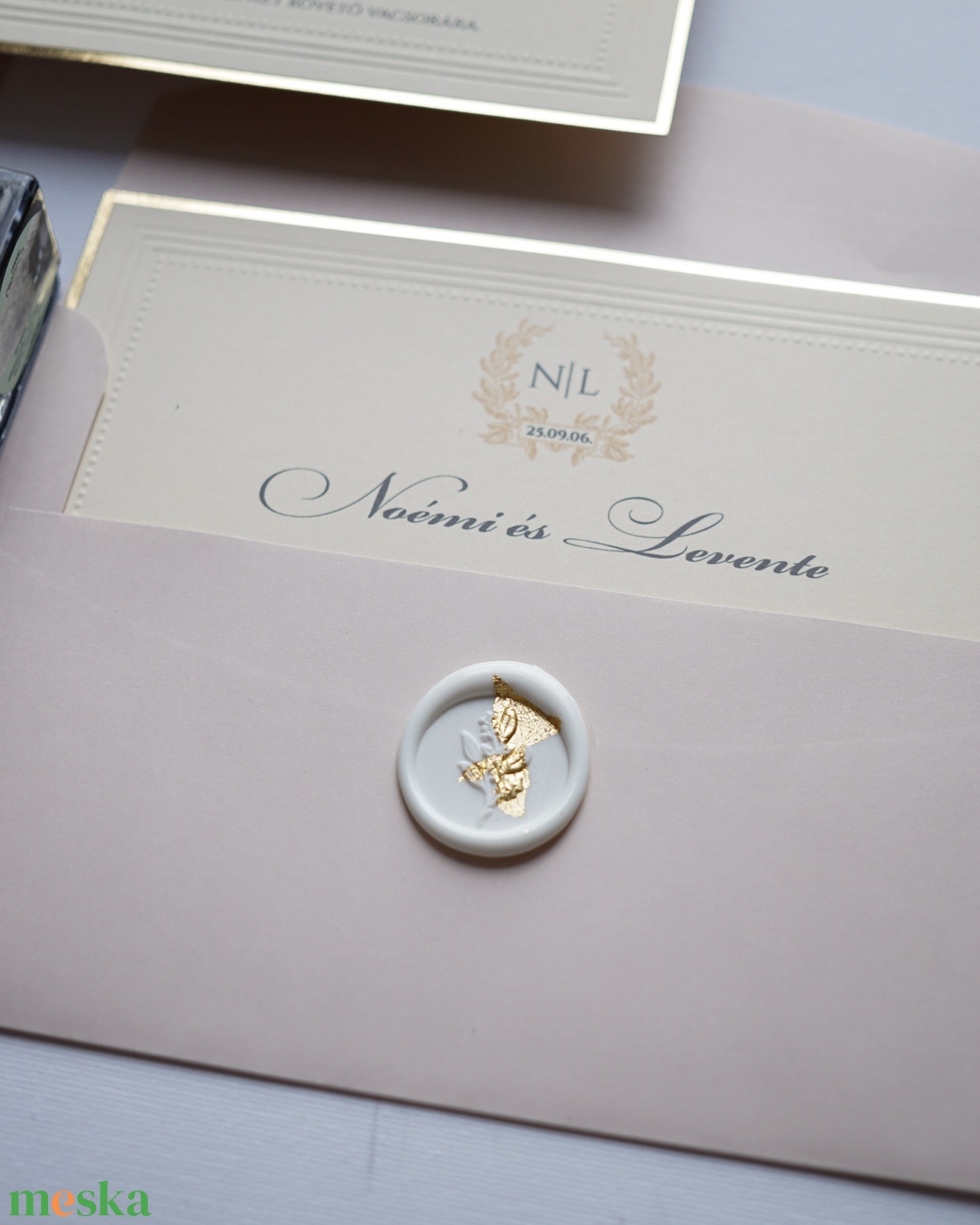 Elegáns aranyozott szélű esküvői meghívó bézs borítékkal és viaszpecséttel, arany meghívó - esküvő - meghívó & kártya - meghívó - Meska.hu