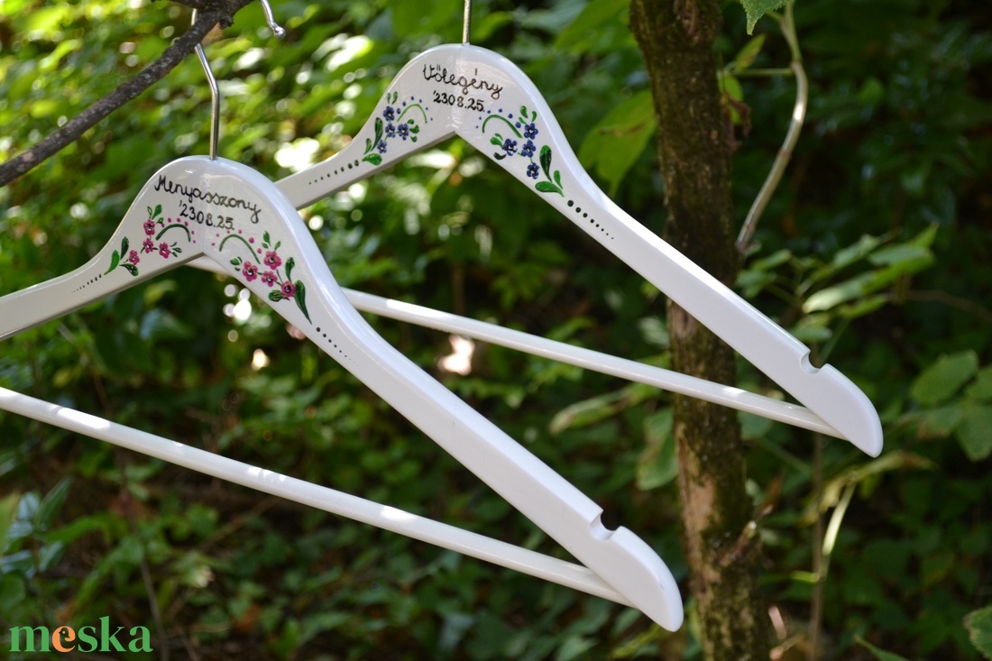 Esküvői vállfa névvel és dátummal  - esküvő - ruha - vállfa - Meska.hu