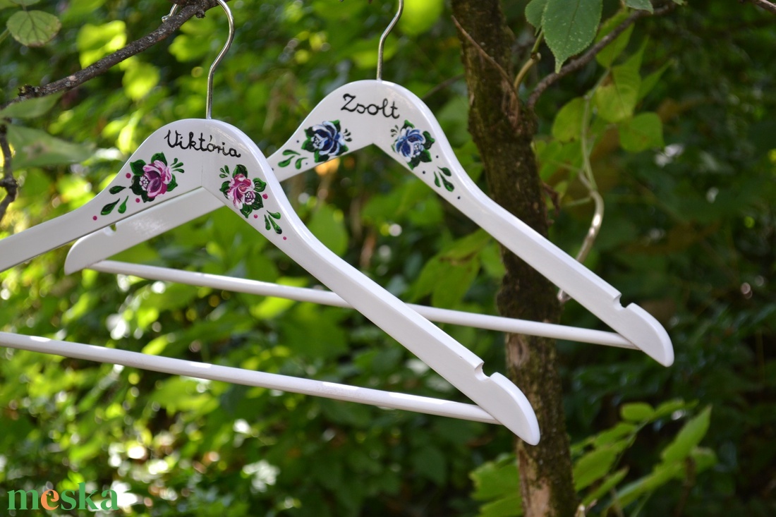 Esküvői vállfa névvel és dátummal  - esküvő - ruha - vállfa - Meska.hu