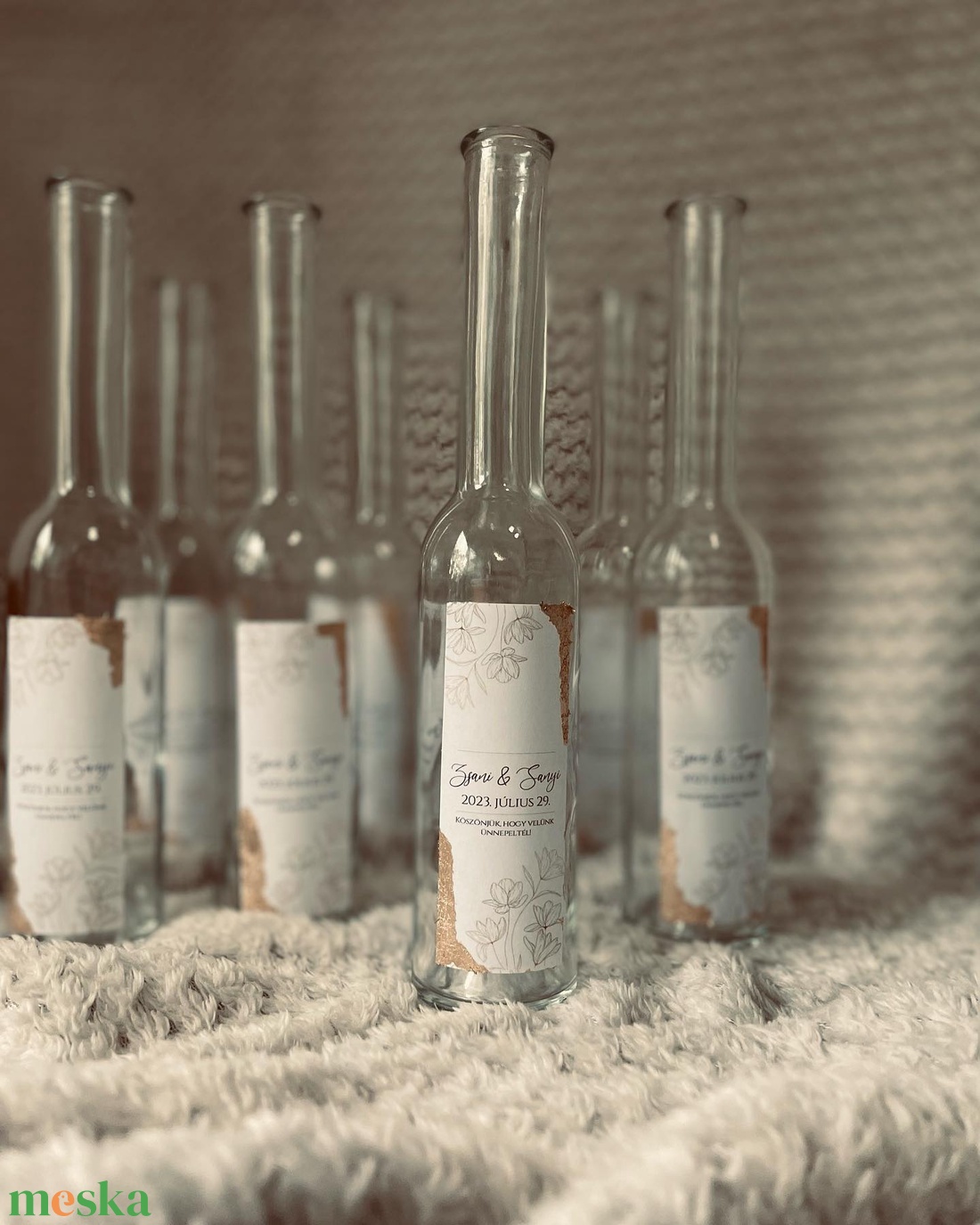 Esküvői köszönőajándék -  pálinkás üveg fehér és arany színű címkével - esküvő - emlék & ajándék - köszönőajándék - Meska.hu