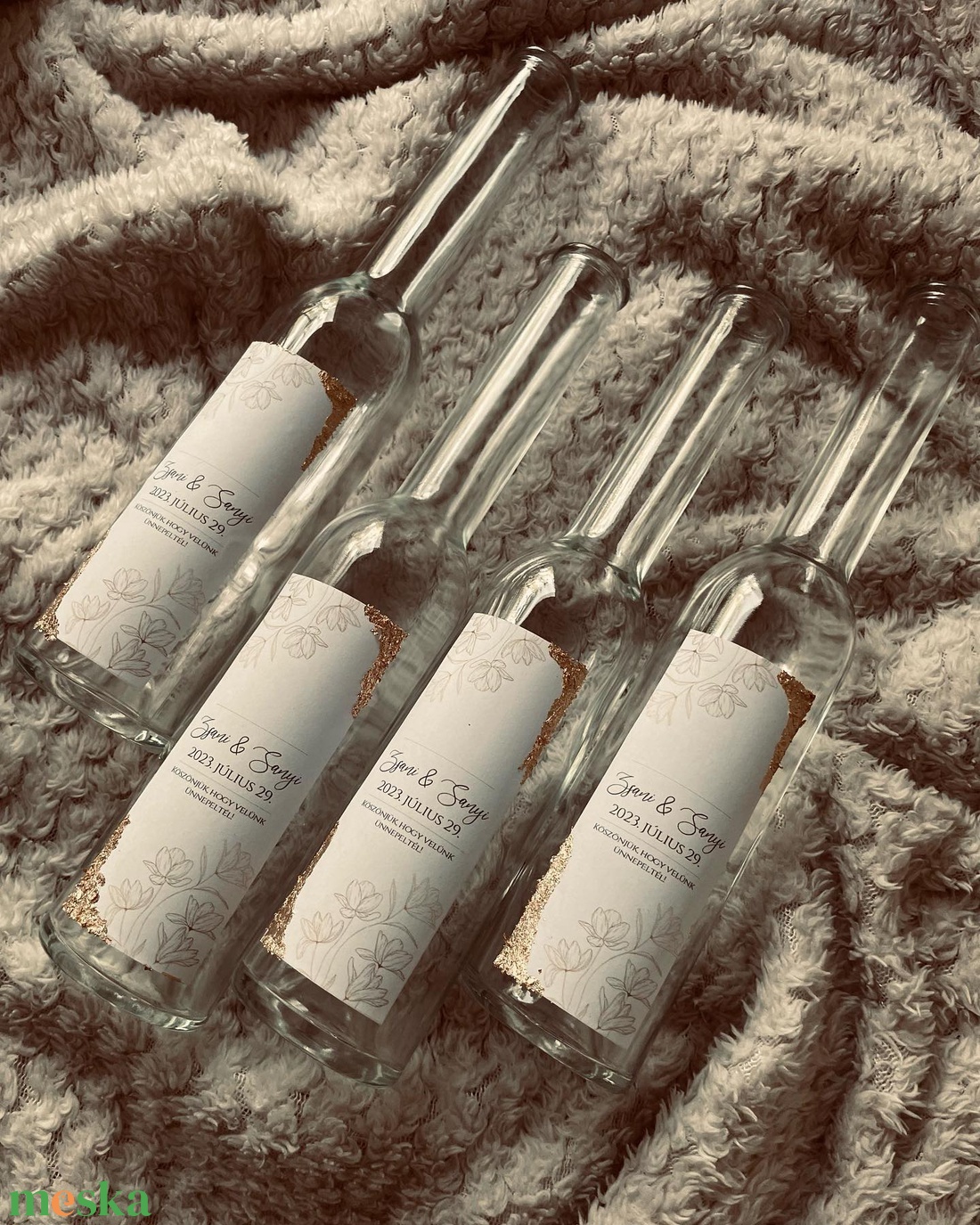 Esküvői köszönőajándék -  pálinkás üveg fehér és arany színű címkével - esküvő - emlék & ajándék - köszönőajándék - Meska.hu