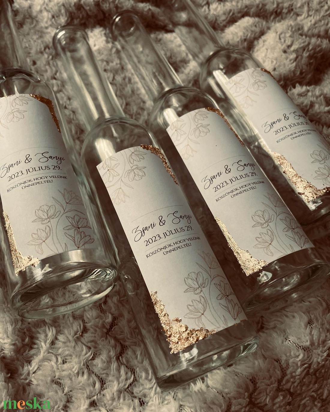 Esküvői köszönőajándék -  pálinkás üveg fehér és arany színű címkével - esküvő - emlék & ajándék - köszönőajándék - Meska.hu