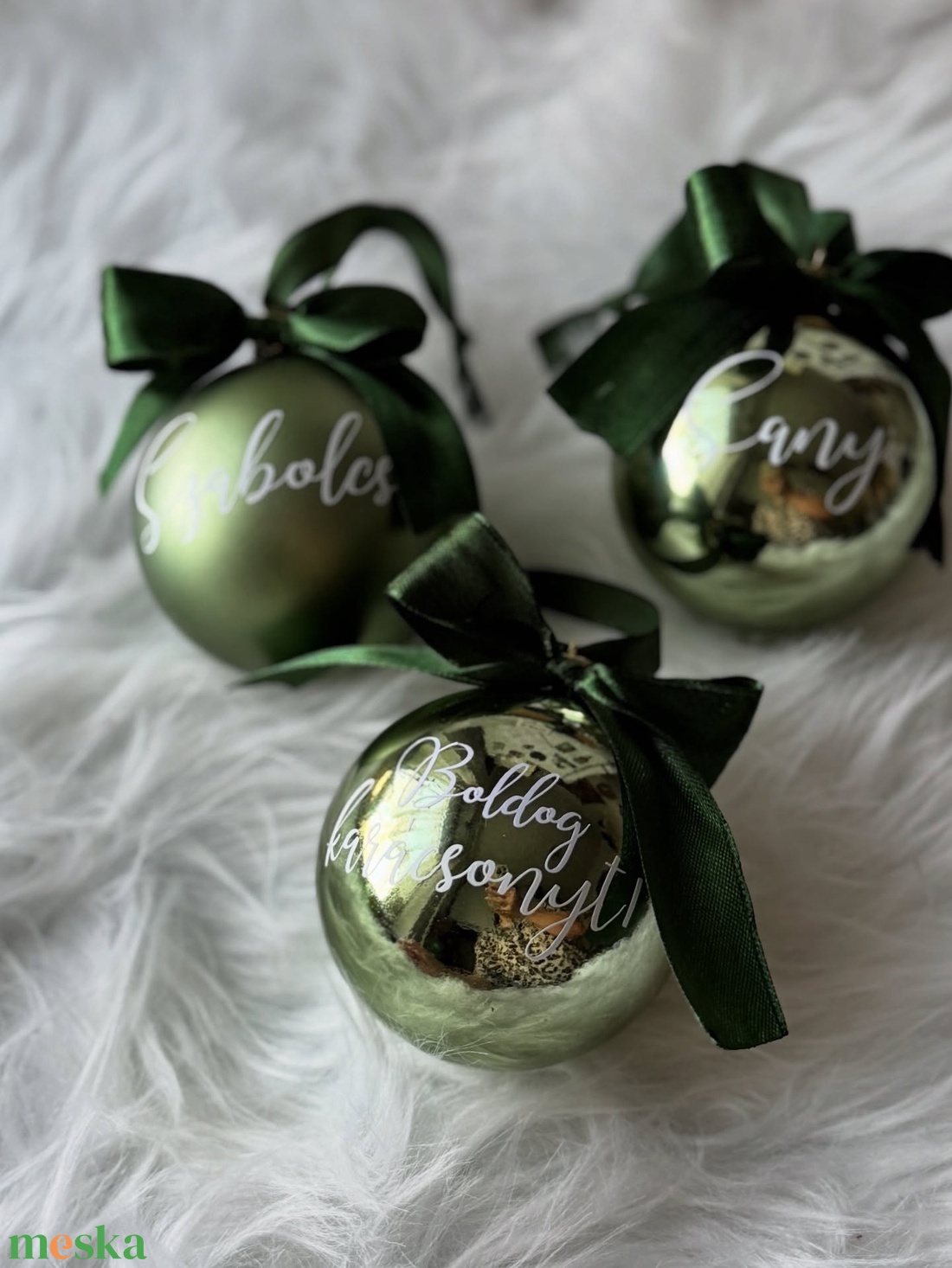 Egyedi feliratos karácsonyi gömbök többféle színben - karácsony - karácsonyi lakásdekoráció - karácsonyfadíszek - Meska.hu