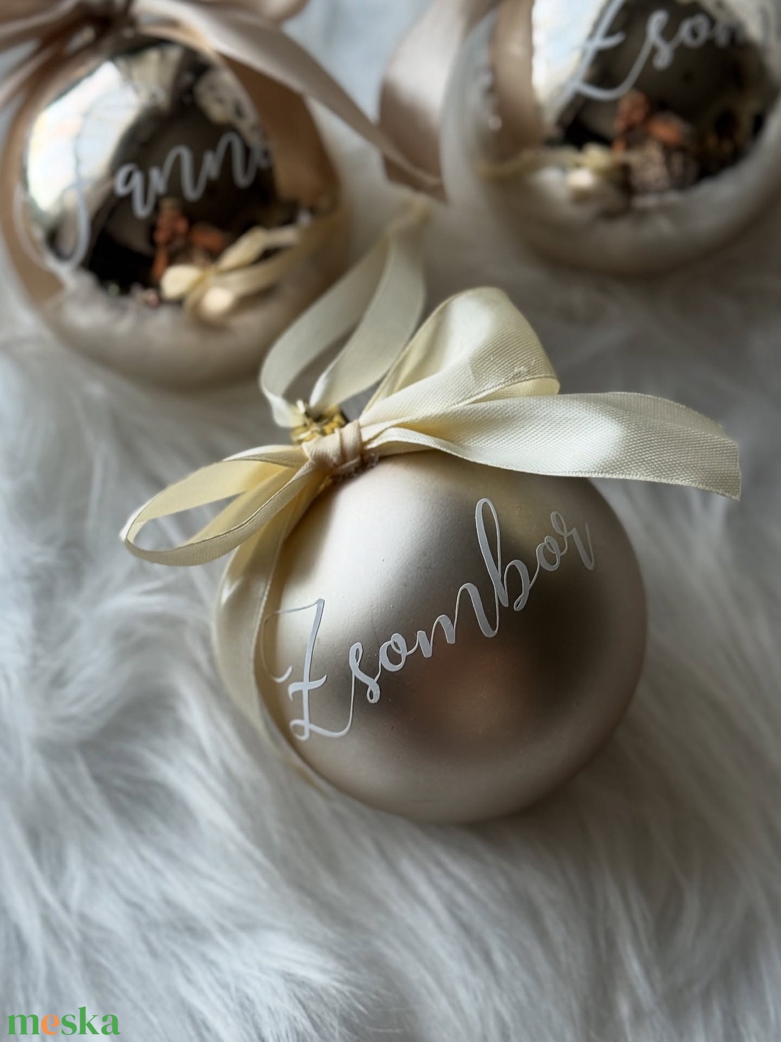 Egyedi feliratos karácsonyi gömbök többféle színben - karácsony - karácsonyi lakásdekoráció - karácsonyfadíszek - Meska.hu