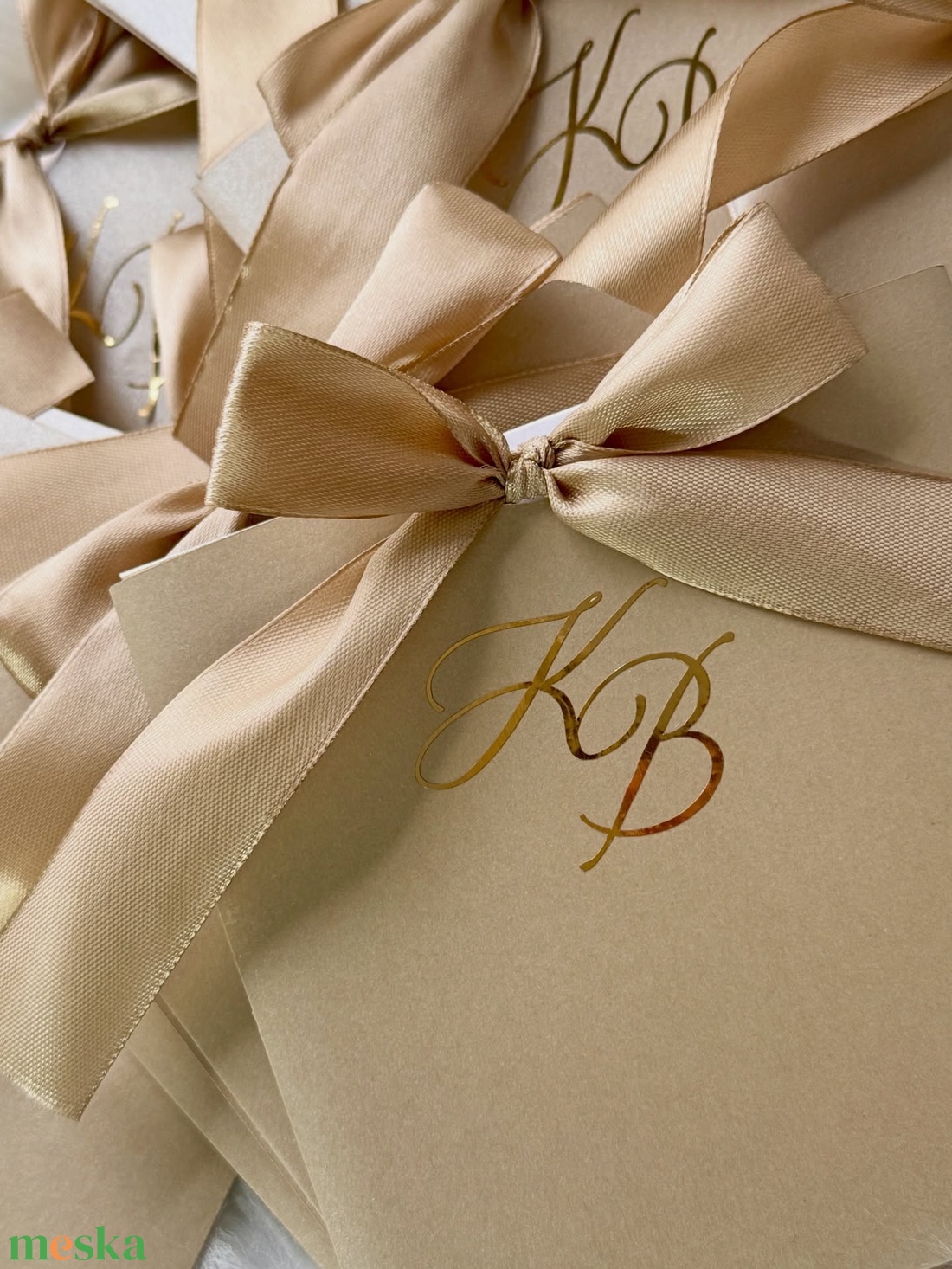 Bézs színű luxus masnis esküvői meghívó arany matricázott monogrammal - esküvő - meghívó & kártya - meghívó - Meska.hu