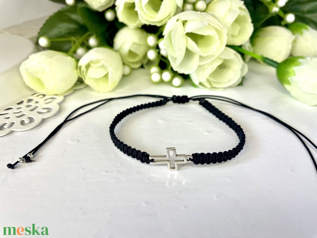 Minimalista kereszt karkötő fekete makramé állítható méret - ékszer - karkötő - fonott karkötő - Meska.hu Minimalista kereszt karkötő fekete makramé állítható méret - ékszer - karkötő - fonott karkötő - Meska.hu