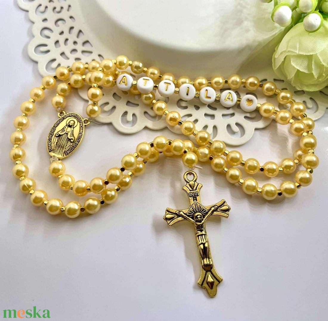 Aranyszínű gyöngyös rózsafüzér névvel- kézmüves, személyre szabható ajándék keresztelőre vagy bérmálásra - otthon & életmód - vallás - lánc & füzér - Meska.hu