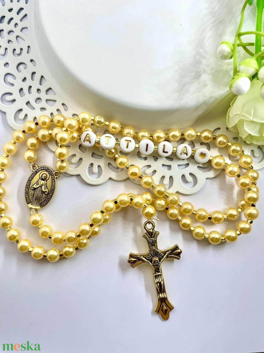 Aranyszínű gyöngyös rózsafüzér névvel- kézmüves, személyre szabható ajándék keresztelőre vagy bérmálásra - otthon & életmód - vallás - lánc & füzér - Meska.hu