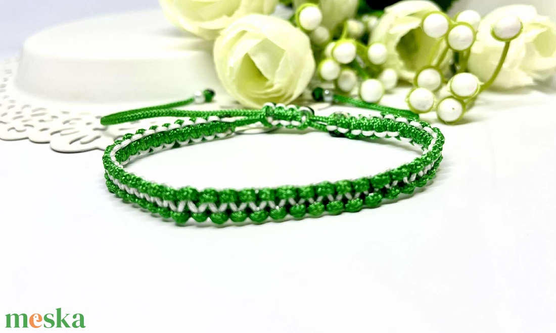  Fonott karkötő  -fehér-zöld színű, gyöngyös díszítéssel - ékszer - karkötő - fonott karkötő - Meska.hu