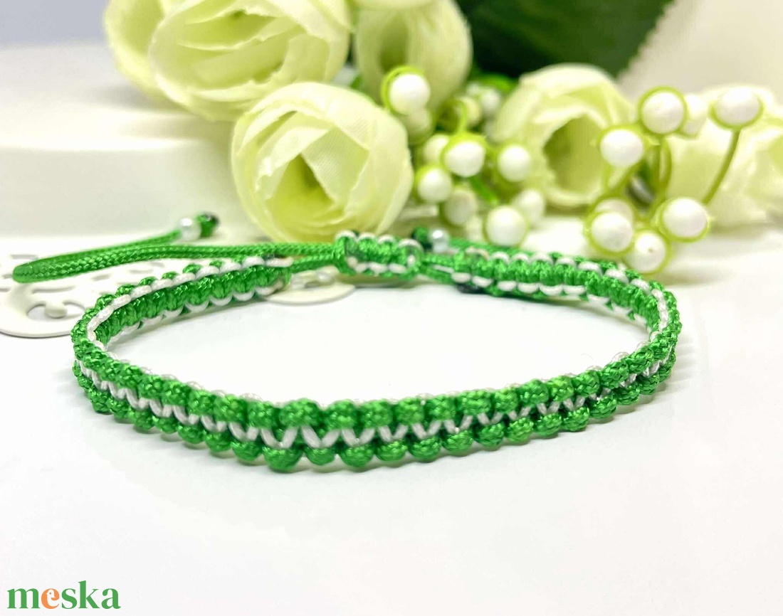  Fonott karkötő  -fehér-zöld színű, gyöngyös díszítéssel - ékszer - karkötő - fonott karkötő - Meska.hu