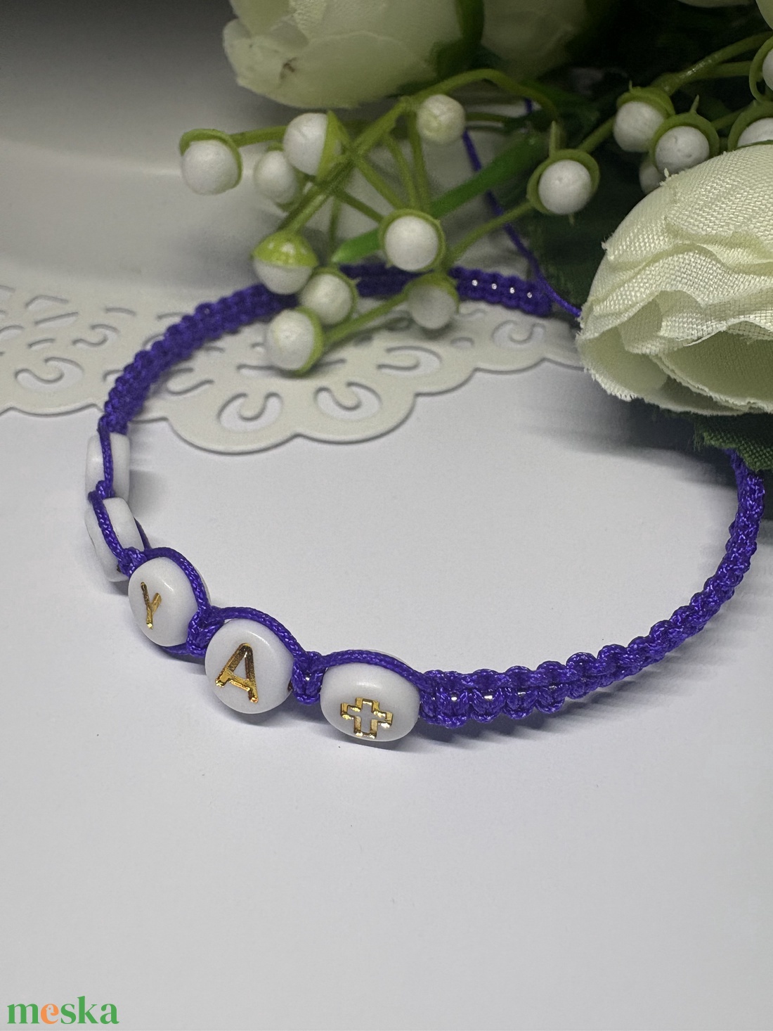  Fonott makramé karkötő  kerek betűkkel  memoria drót alapon - ékszer - karkötő - fonott karkötő - Meska.hu