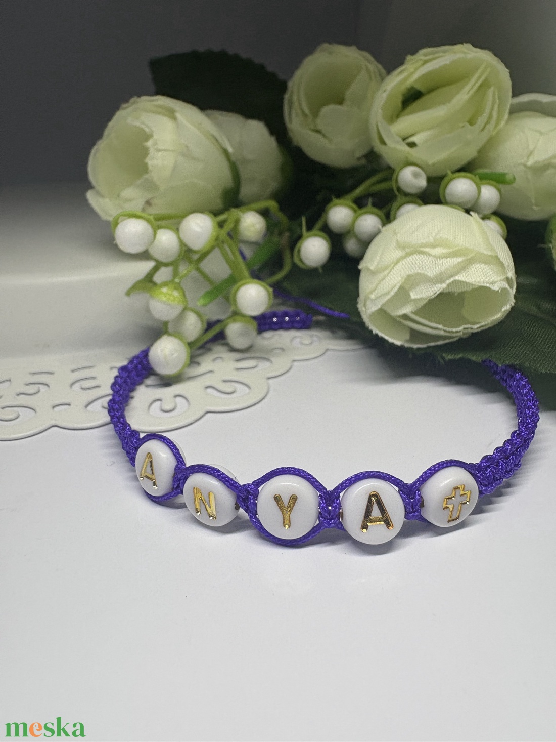  Fonott makramé karkötő  kerek betűkkel  memoria drót alapon - ékszer - karkötő - fonott karkötő - Meska.hu