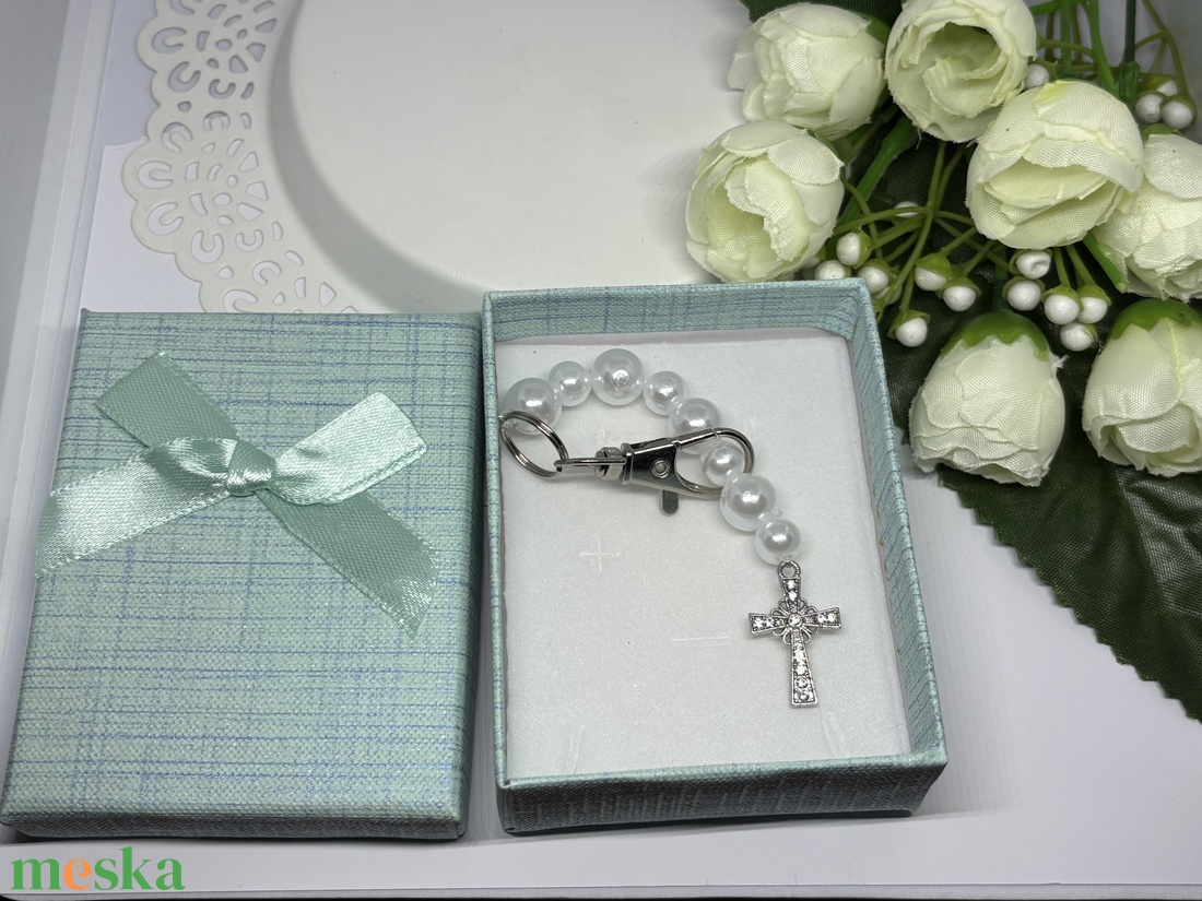 Gyöngyös Elegancia: Fényes Kereszt Kulcstartó Exkluzív Díszdobozban - ékszer - nyaklánc - monogram & névnyaklánc - Meska.hu