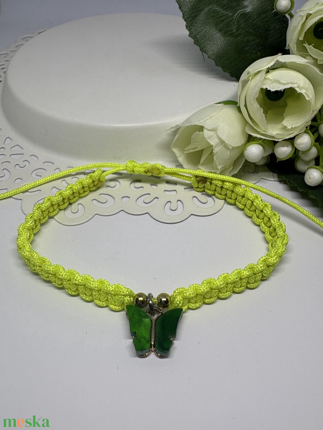 yedi Kézzel Készített Neon Zöld Makramé Karkötő Zöld Pillangó Medállal - ékszer - karkötő - karkötő medállal - Meska.hu
