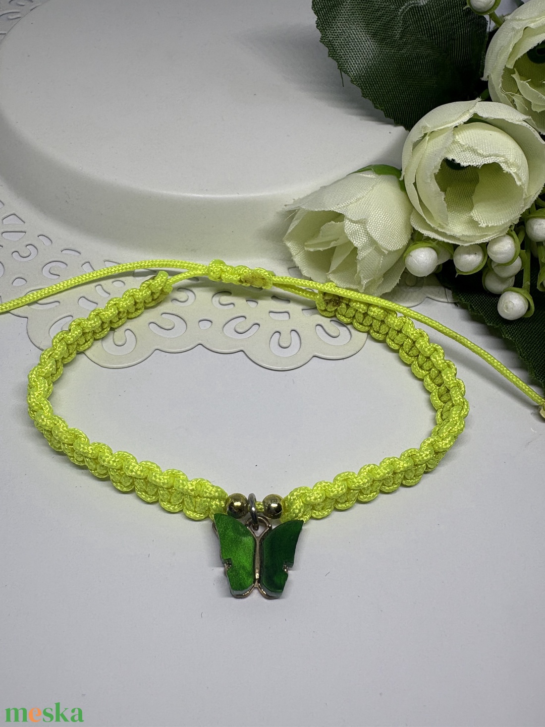 yedi Kézzel Készített Neon Zöld Makramé Karkötő Zöld Pillangó Medállal - ékszer - karkötő - karkötő medállal - Meska.hu