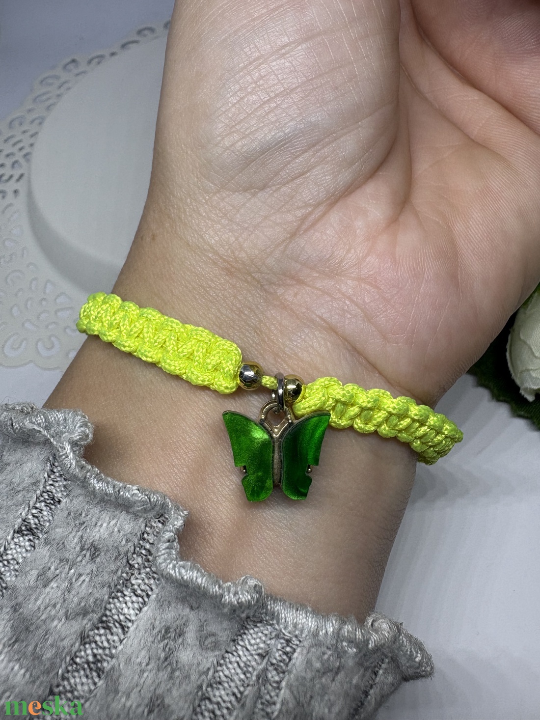 yedi Kézzel Készített Neon Zöld Makramé Karkötő Zöld Pillangó Medállal - ékszer - karkötő - karkötő medállal - Meska.hu
