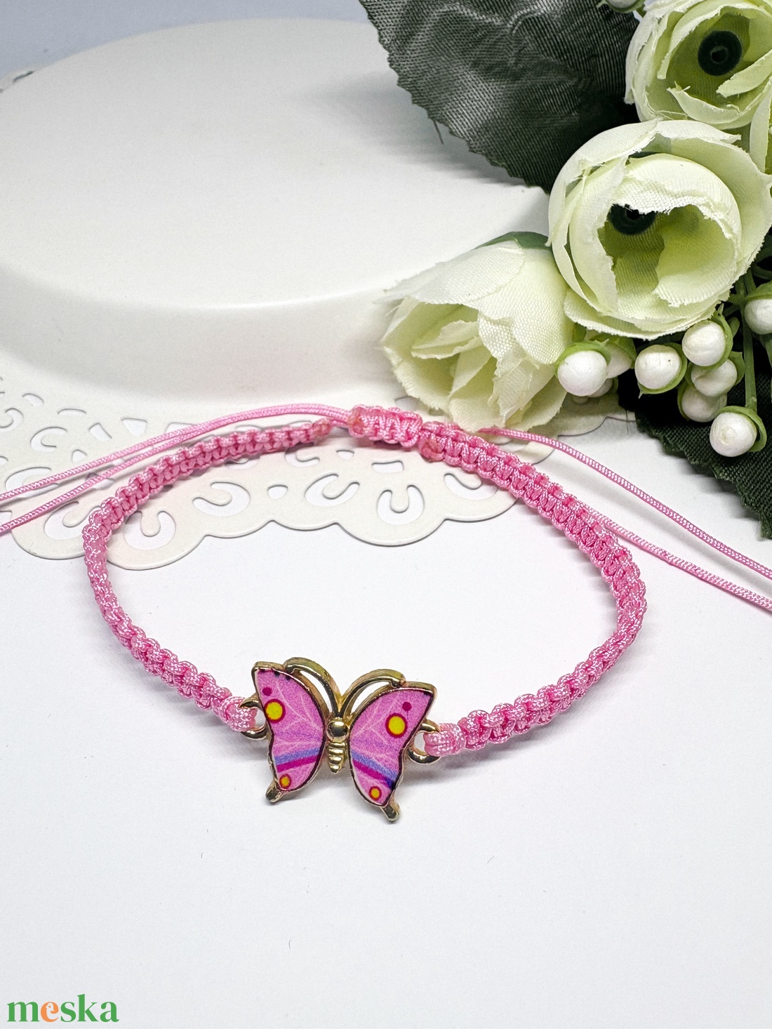 Kézzel Készített Rózsaszín Makramé Karkötő Színes Pillangó Medállal  Állítható Méret - ékszer - karkötő - karkötő medállal - Meska.hu