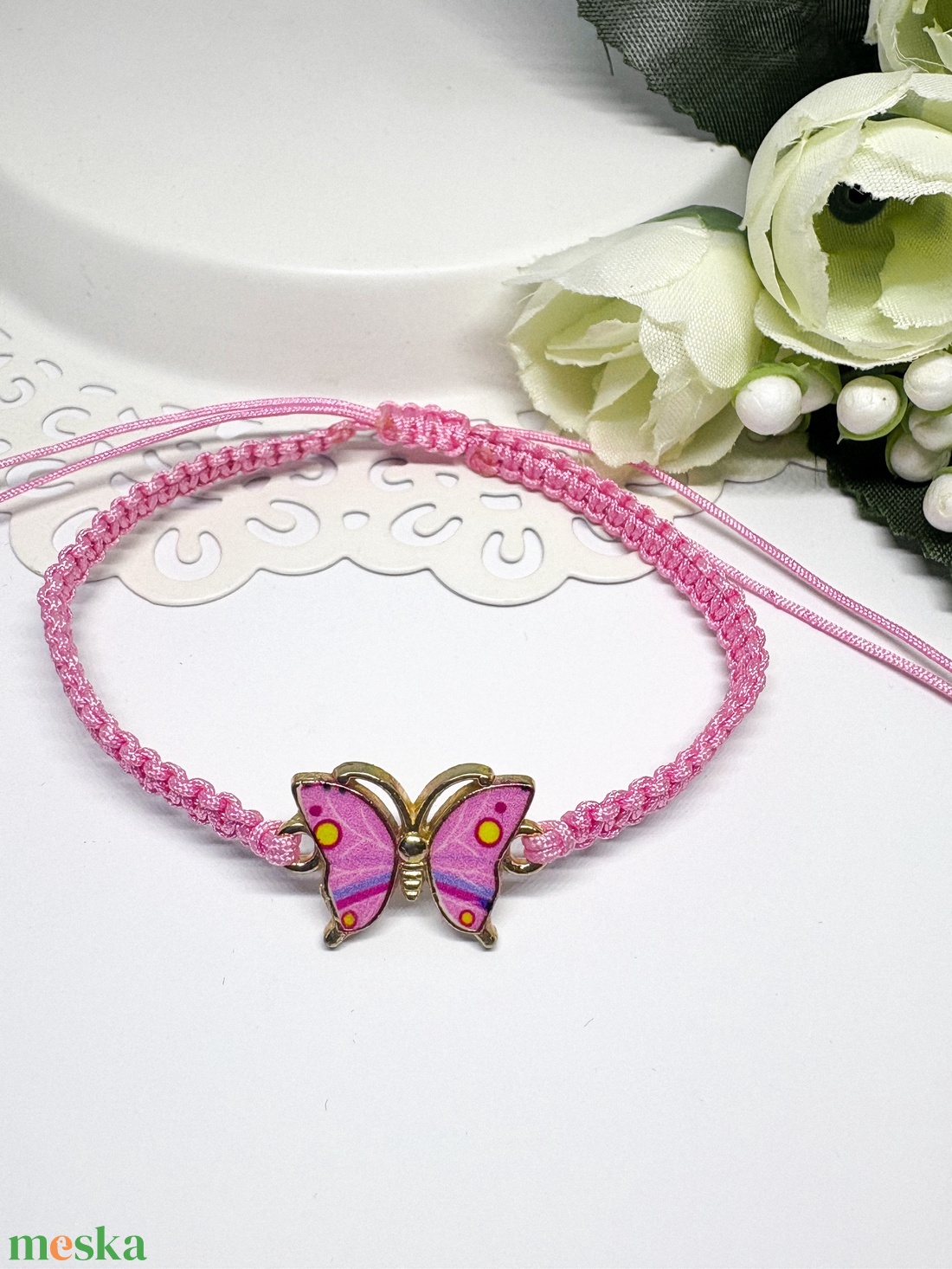 Kézzel Készített Rózsaszín Makramé Karkötő Színes Pillangó Medállal  Állítható Méret - ékszer - karkötő - karkötő medállal - Meska.hu