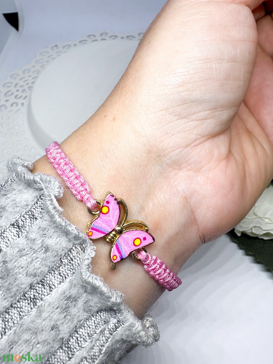 Kézzel Készített Rózsaszín Makramé Karkötő Színes Pillangó Medállal  Állítható Méret - ékszer - karkötő - karkötő medállal - Meska.hu