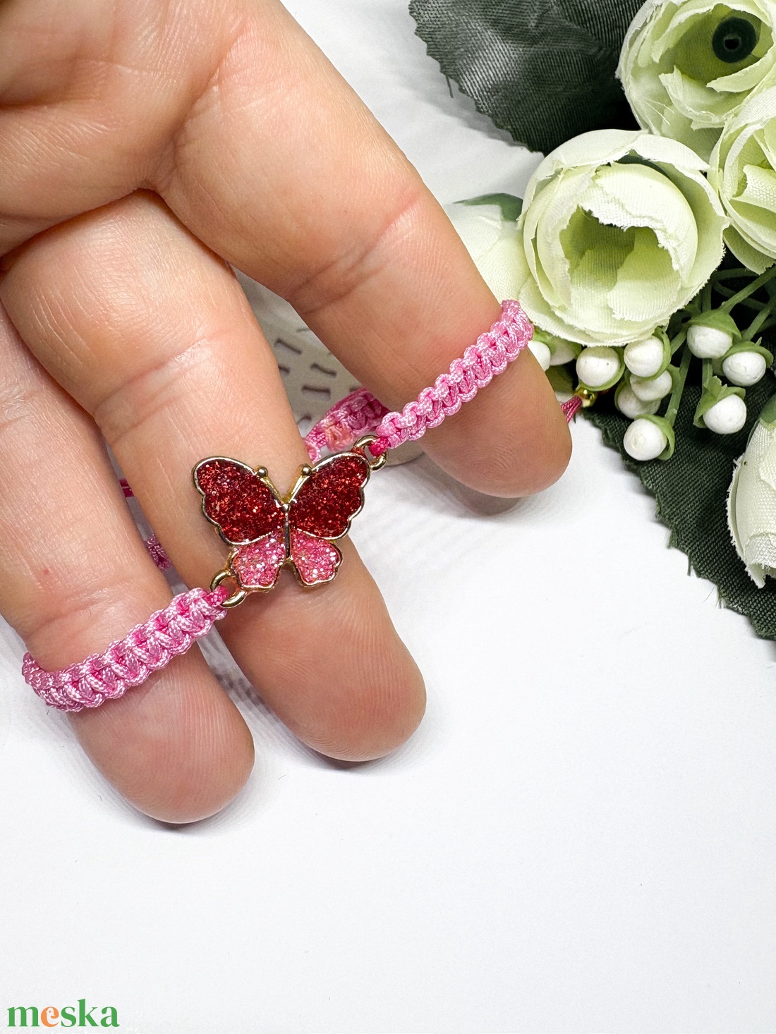Csillogó Bordó Pillangós Makramé Karkötő  Lágy Rózsaszín Szatén Zsinórral - ékszer - karkötő - karkötő medállal - Meska.hu