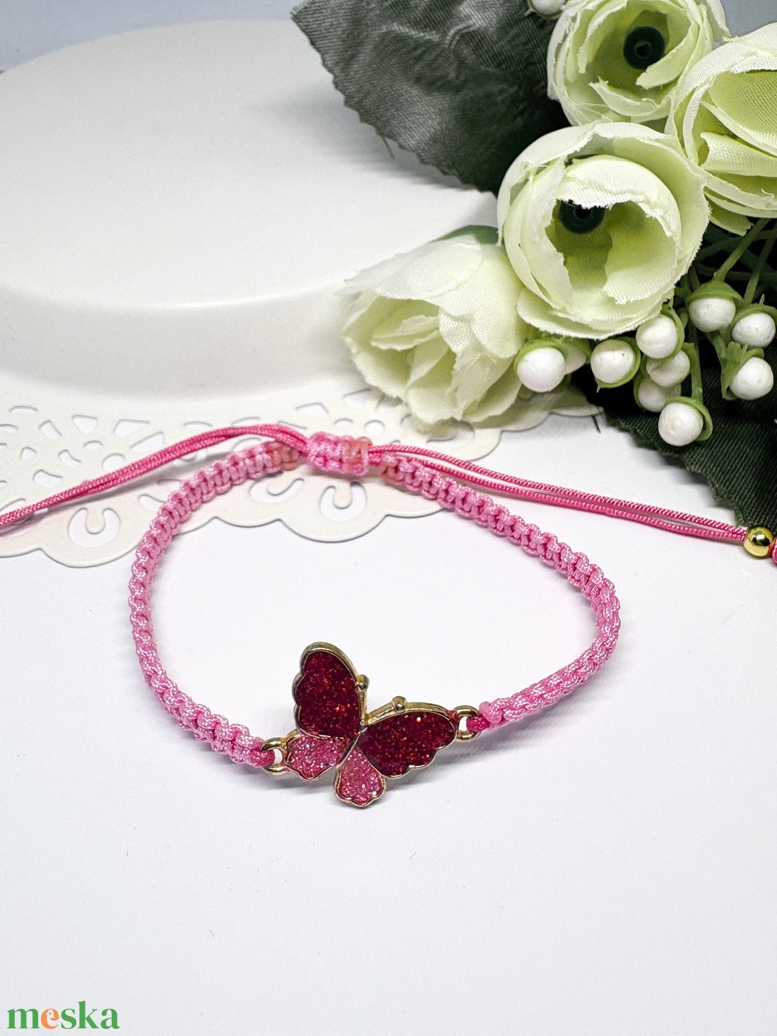 Csillogó Bordó Pillangós Makramé Karkötő  Lágy Rózsaszín Szatén Zsinórral - ékszer - karkötő - karkötő medállal - Meska.hu