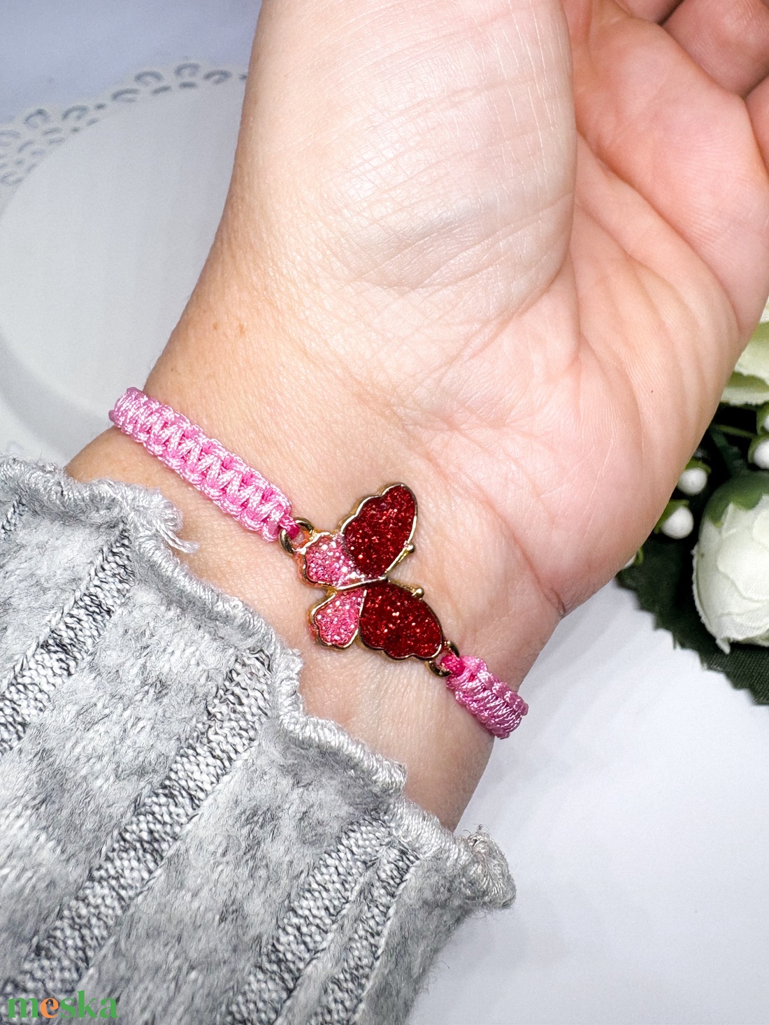 Csillogó Bordó Pillangós Makramé Karkötő  Lágy Rózsaszín Szatén Zsinórral - ékszer - karkötő - karkötő medállal - Meska.hu