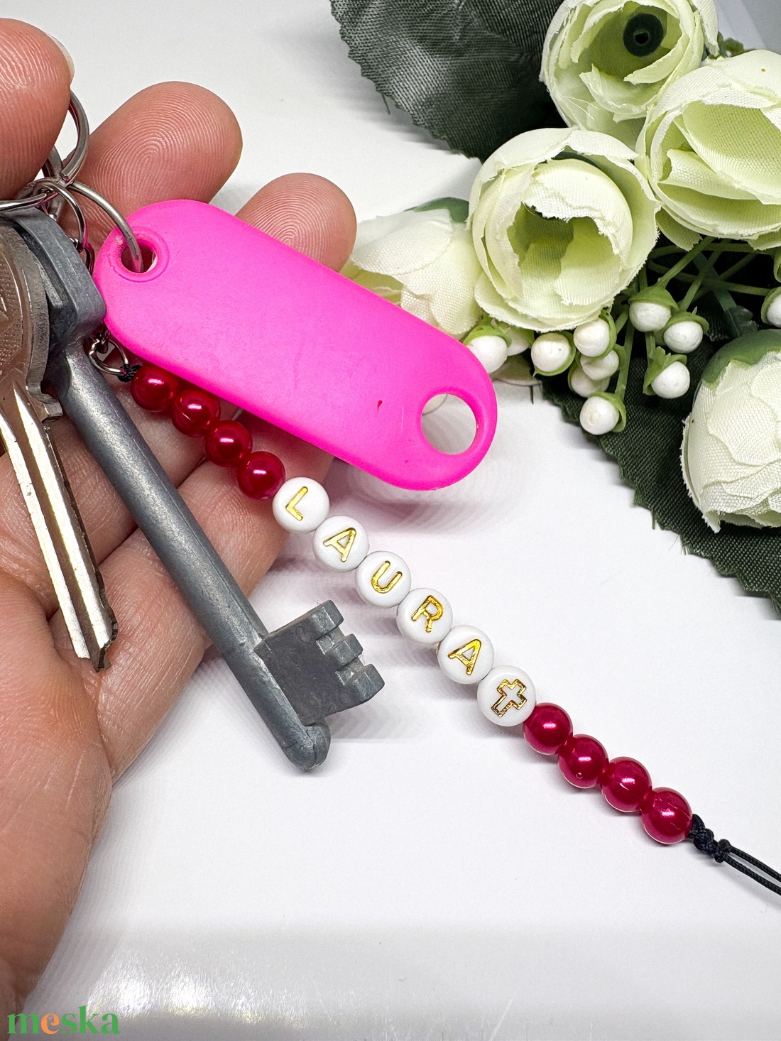 Egyedi Névre Szóló Gyöngyös Kulcstartó  LAURA Keresztes Medállal (Techla Gyöngy) - táska & tok - kulcstartó & táskadísz - kulcstartó - Meska.hu