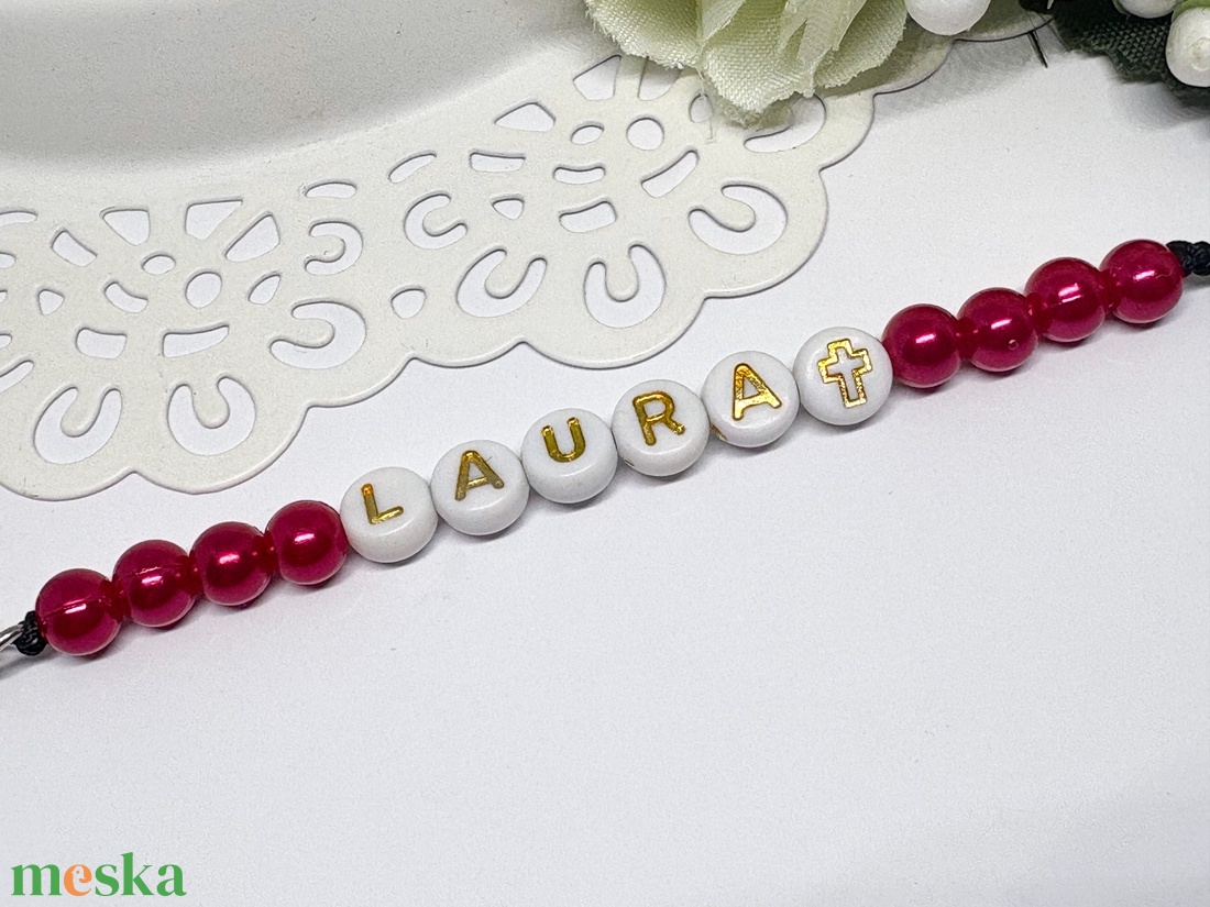 Egyedi Névre Szóló Gyöngyös Kulcstartó  LAURA Keresztes Medállal (Techla Gyöngy) - táska & tok - kulcstartó & táskadísz - kulcstartó - Meska.hu
