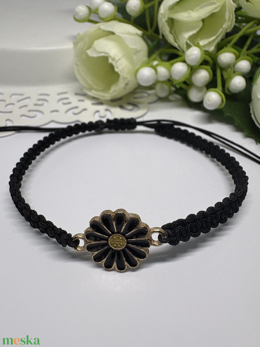 Fonott virágos makramé karkötő   - ékszer - karkötő - fonott karkötő - Meska.hu