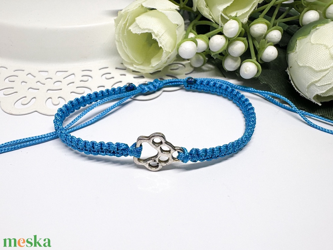 Makramé fonott karkötő  tapancsos kék  - ékszer - karkötő - gyöngyös karkötő - Meska.hu