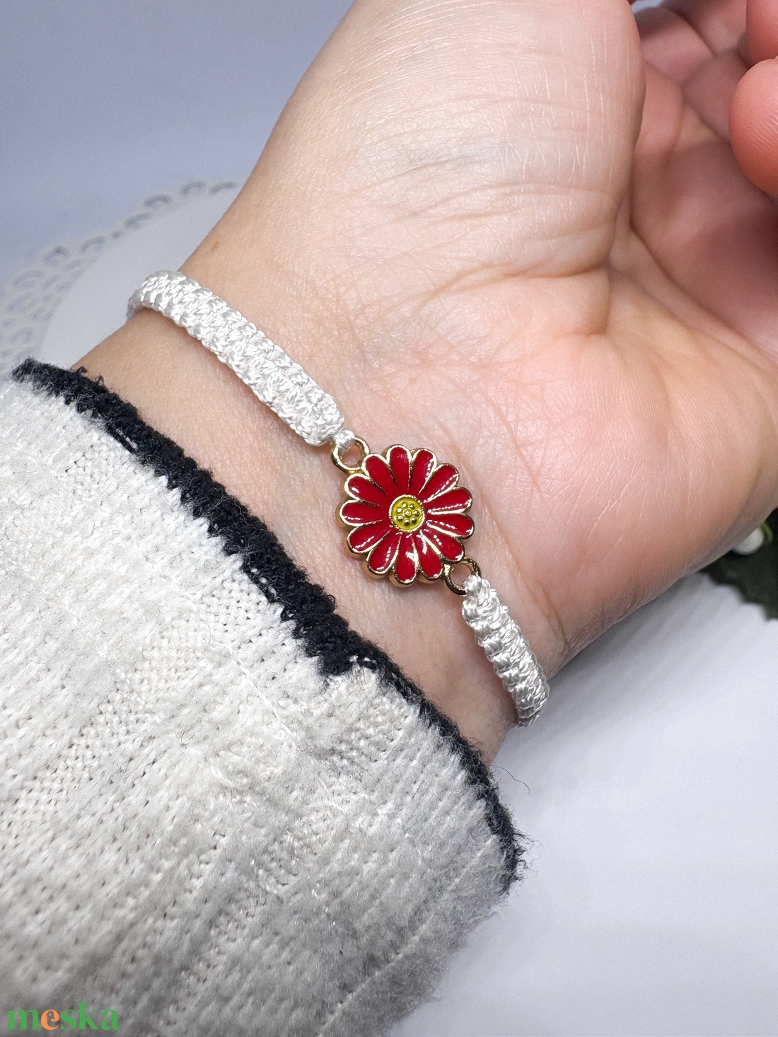 Fonott Makramé Karkötő Virág Medállal  - ékszer - karkötő - karkötő medállal - Meska.hu