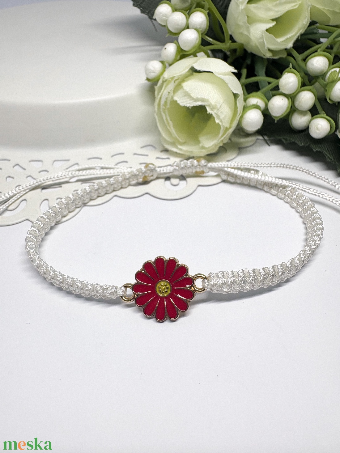 Fonott Makramé Karkötő Virág Medállal  - ékszer - karkötő - karkötő medállal - Meska.hu