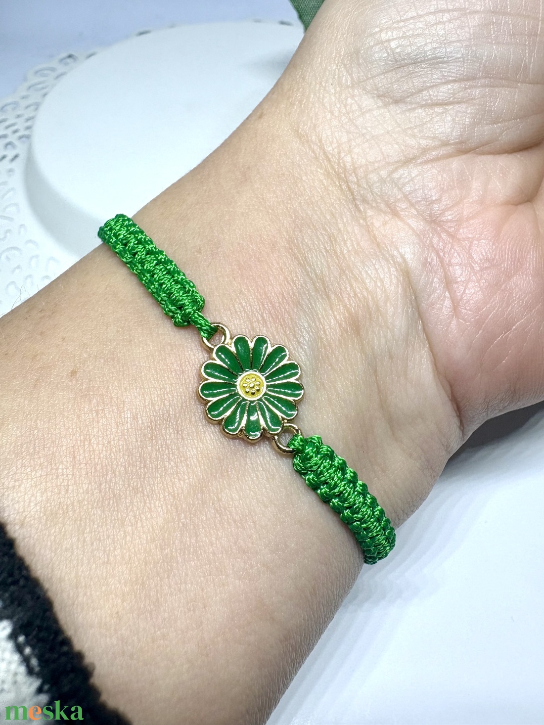 Fonott Makramé Karkötő Virág Medállal  - ékszer - karkötő - karkötő medállal - Meska.hu