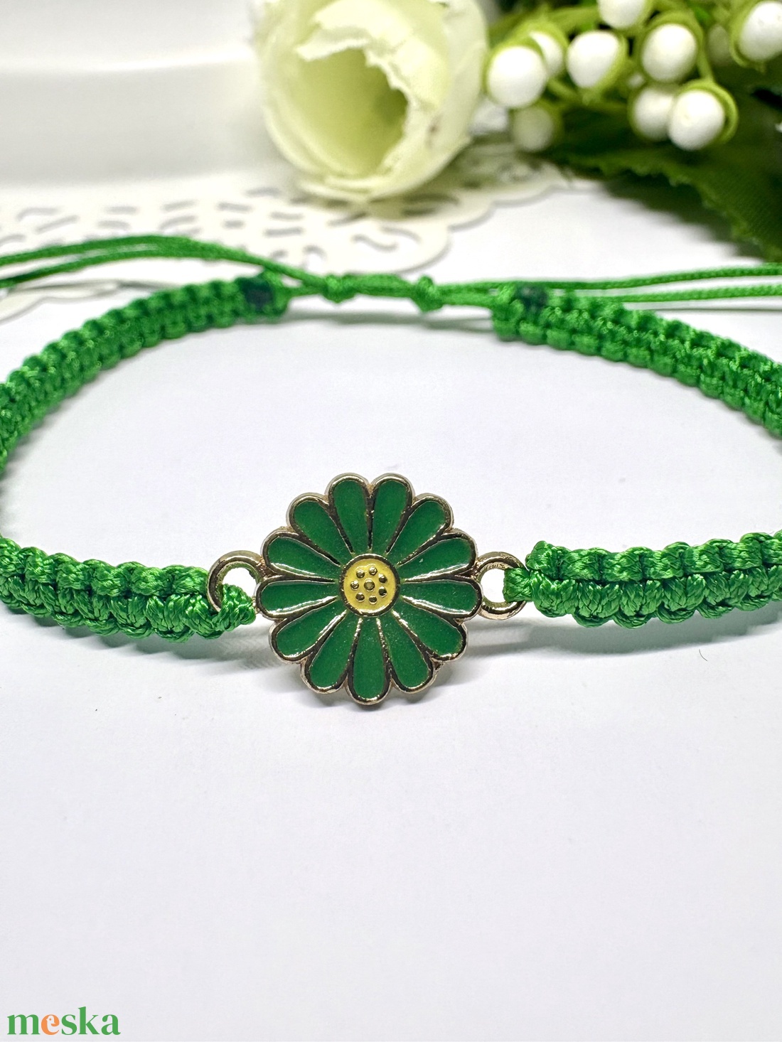 Fonott Makramé Karkötő Virág Medállal  - ékszer - karkötő - karkötő medállal - Meska.hu