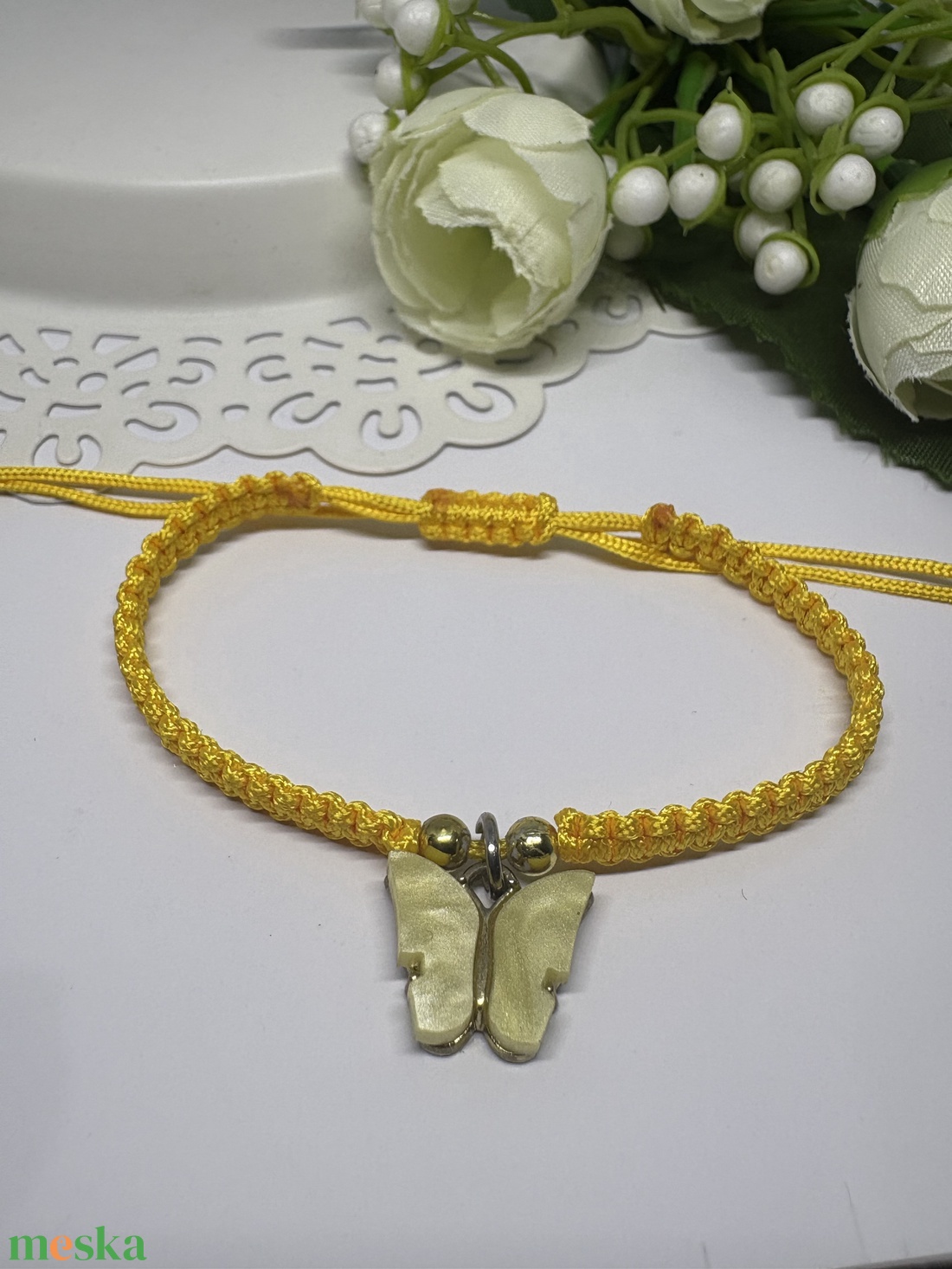 Fonott makramé karkötő pillangós sárga    - ékszer - karkötő - karkötő medállal - Meska.hu