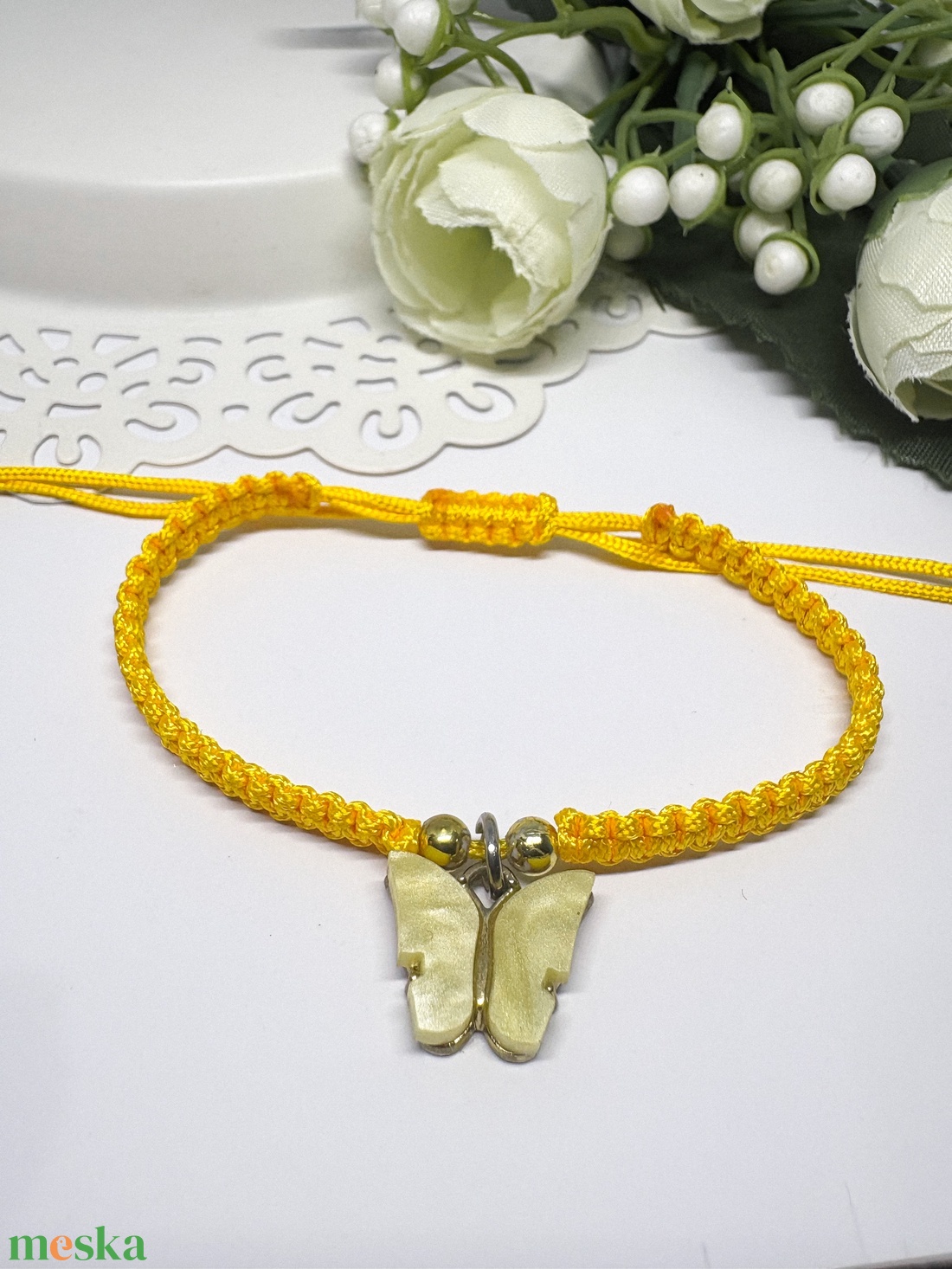 Fonott makramé karkötő pillangós sárga    - ékszer - karkötő - karkötő medállal - Meska.hu