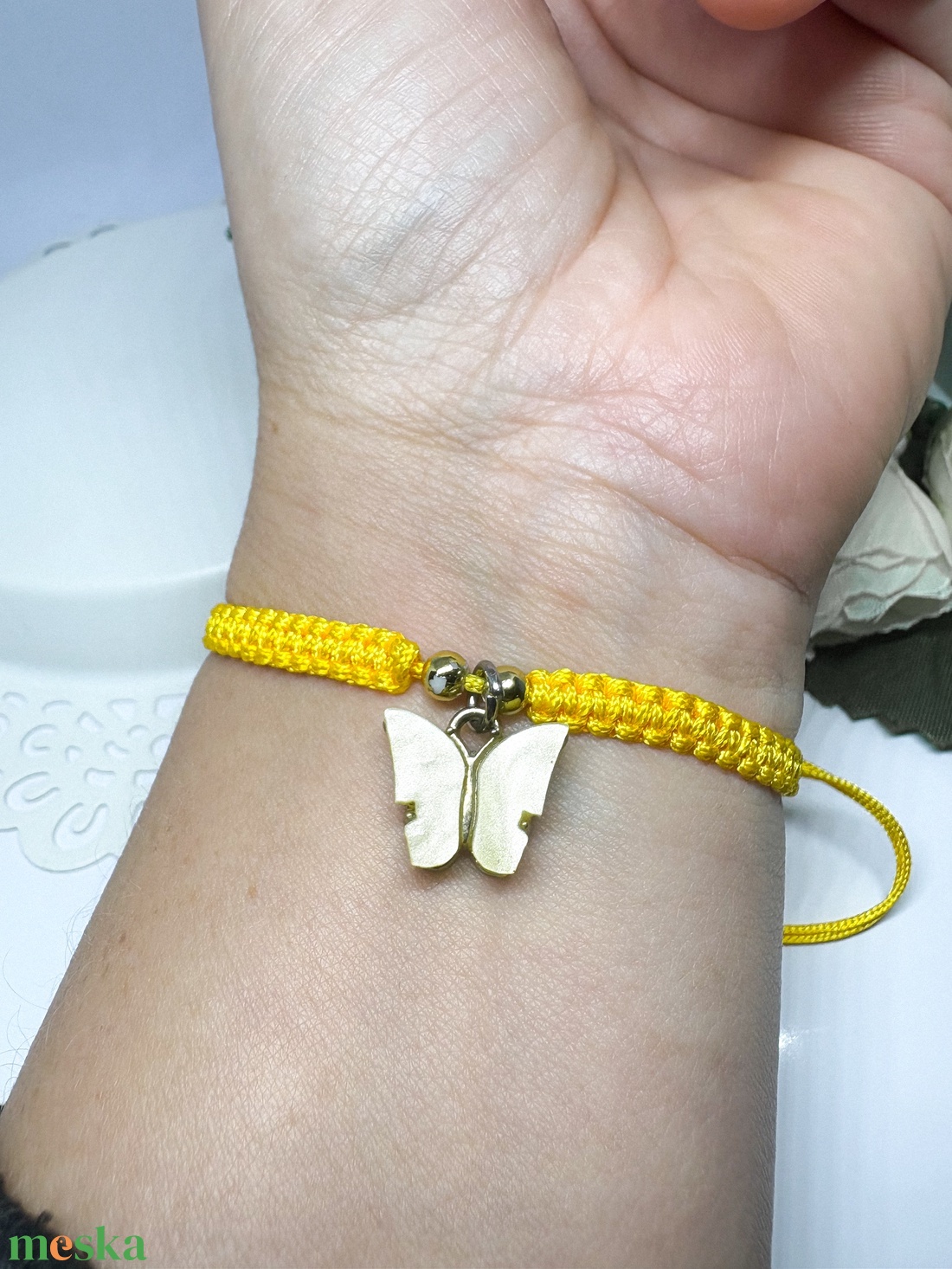 Fonott makramé karkötő pillangós sárga    - ékszer - karkötő - karkötő medállal - Meska.hu