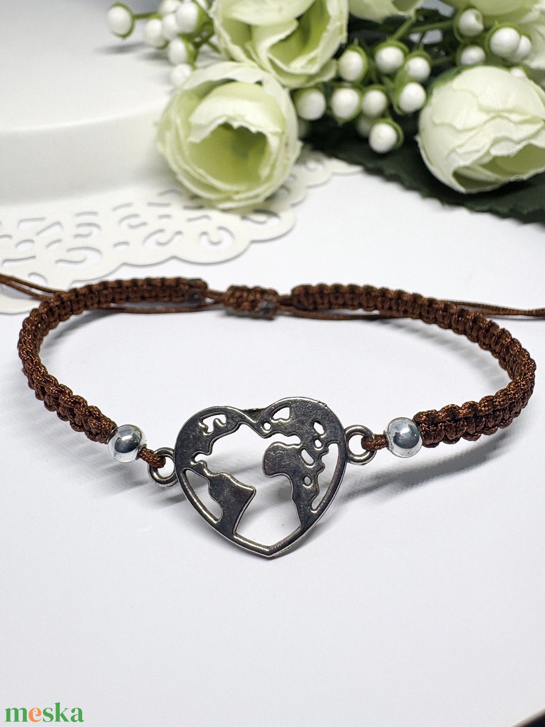 Fonott makramé  szíves karkötő barna  - ékszer - karkötő - karkötő medállal - Meska.hu