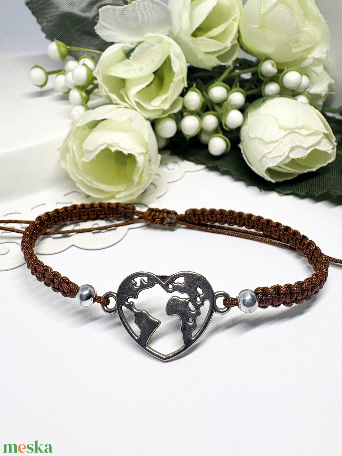 Fonott makramé  szíves karkötő barna  - ékszer - karkötő - karkötő medállal - Meska.hu